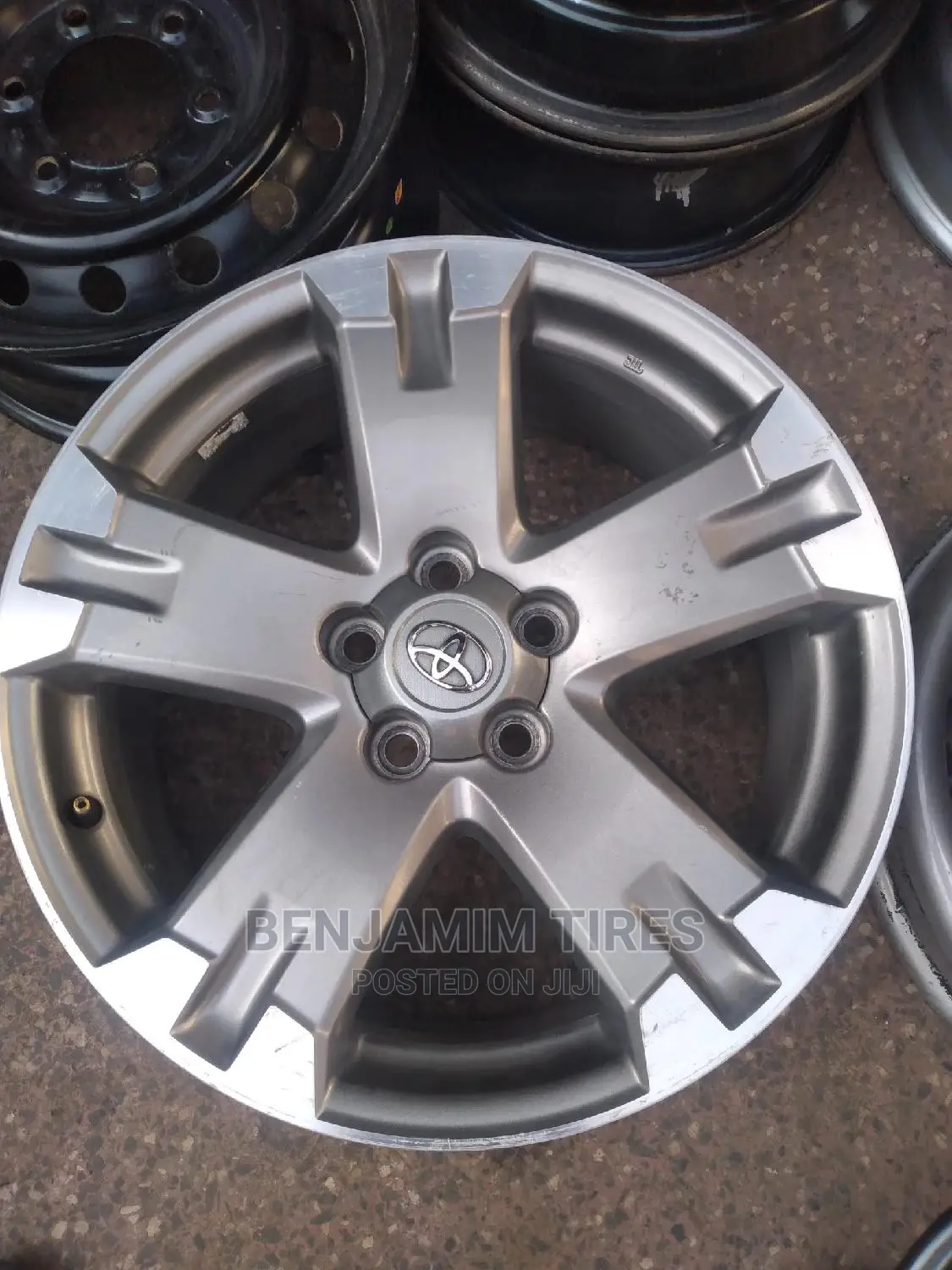 Original Rim Size 18 Inch for Toyota Rav 4.