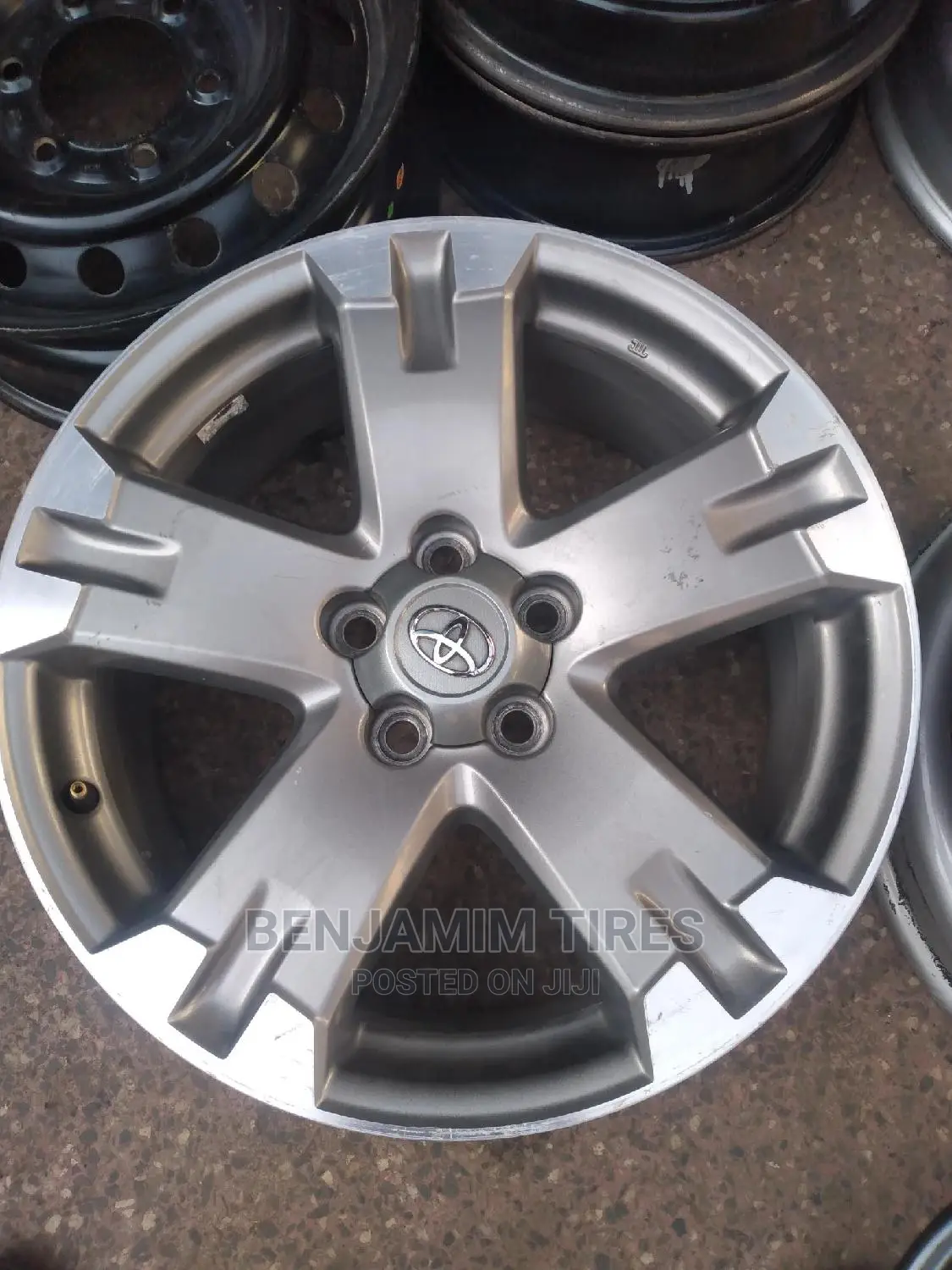 Original Rim Size 18 Inch for Toyota Rav 4.