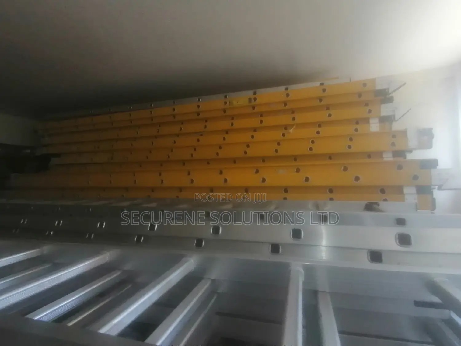 28 Ft Fiberglass Ladder (8.4 Meter)