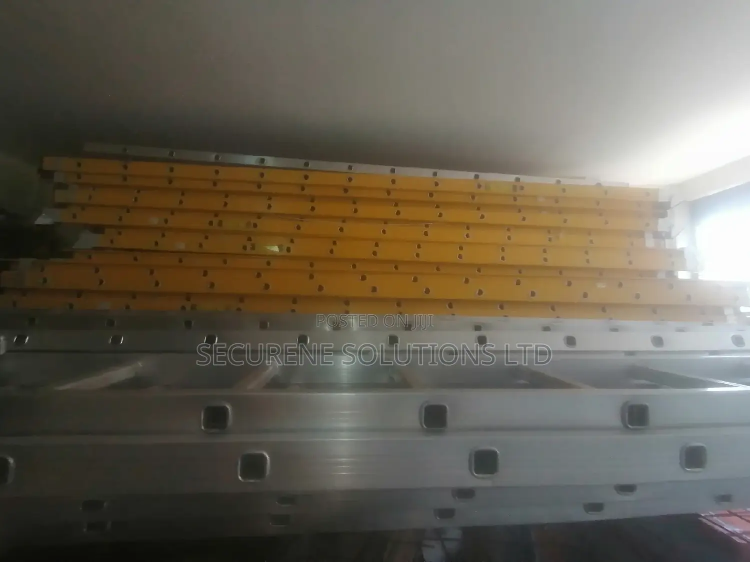 28 Ft Fiberglass Ladder (8.4 Meter)