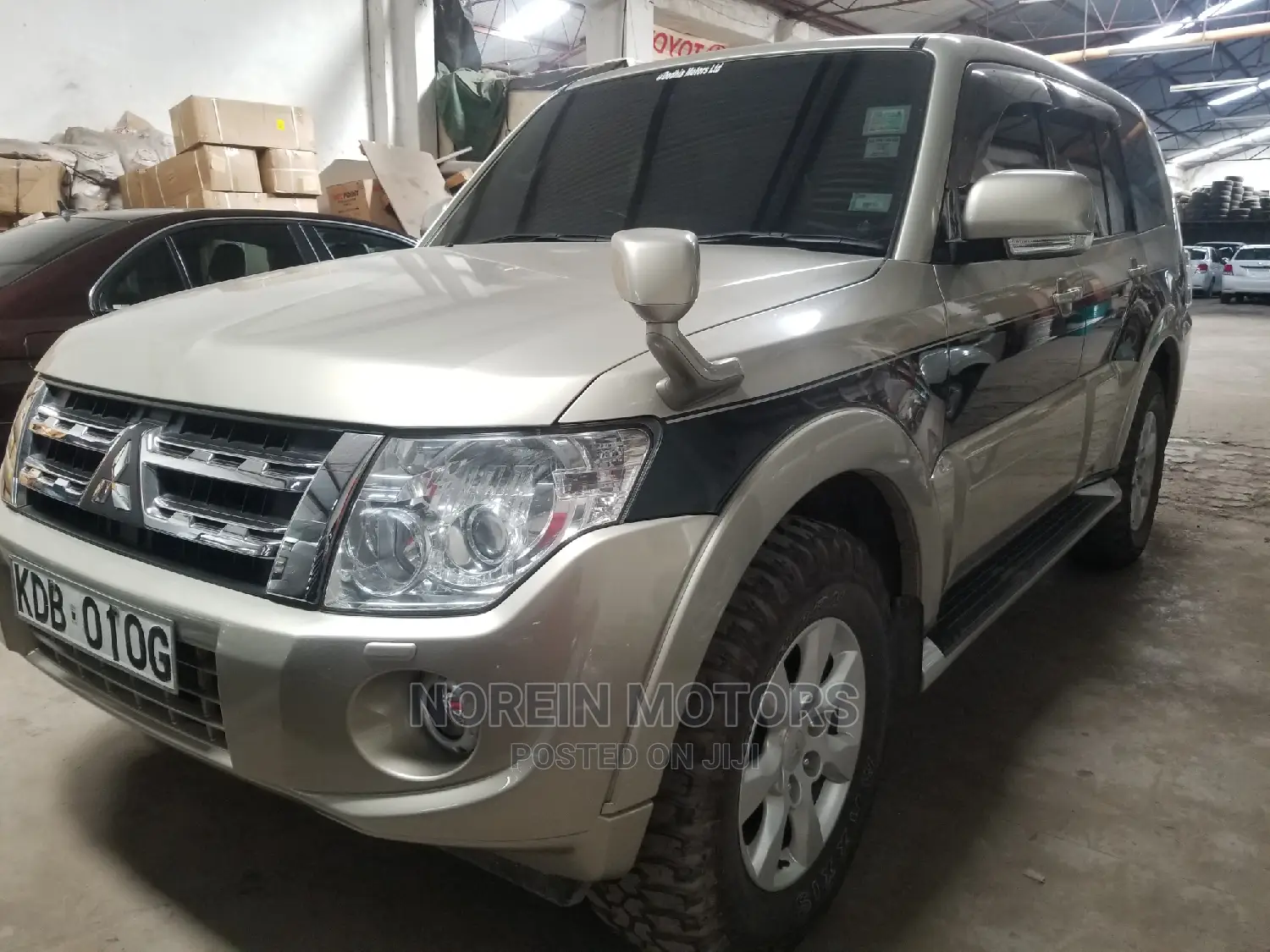 Mitsubishi Pajero 2014 Gold