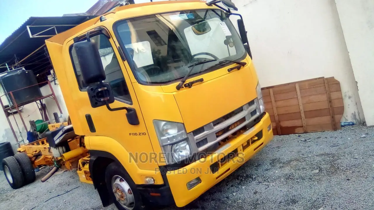 Isuzu ELF Truck 2014 Yellow