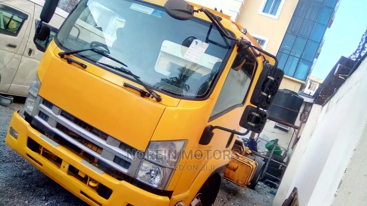 Isuzu ELF Truck 2014 Yellow