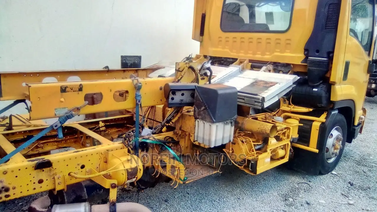 Isuzu ELF Truck 2014 Yellow