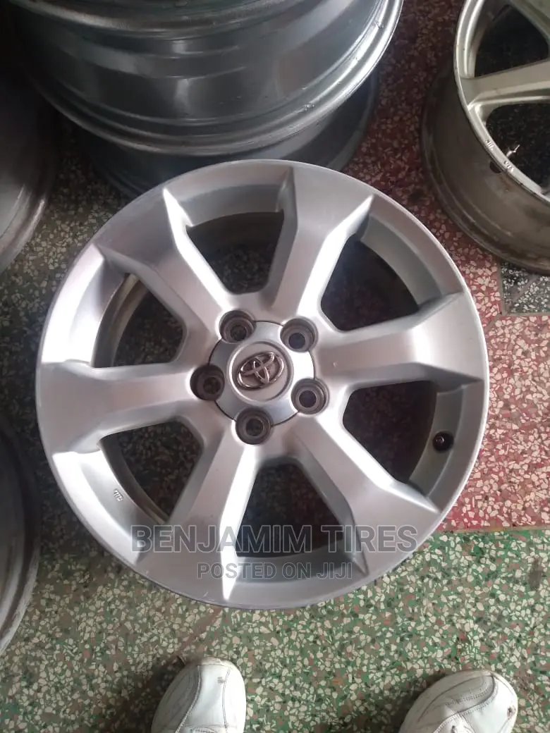 Original Rim Size 17 Inch for Toyota Vanguard.