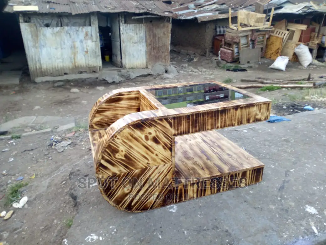 Classic Pallet Table With Glass Top