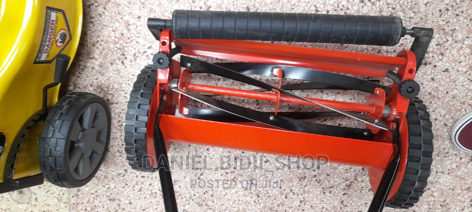 Manual Lawn Mower Machine