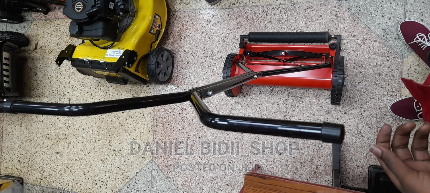 Manual Lawn Mower Machine