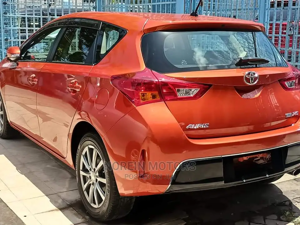 Toyota Auris 2015 Orange