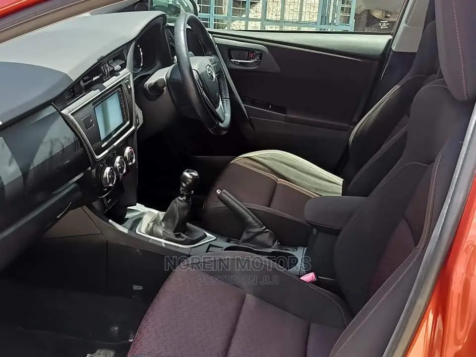 Toyota Auris 2015 Orange