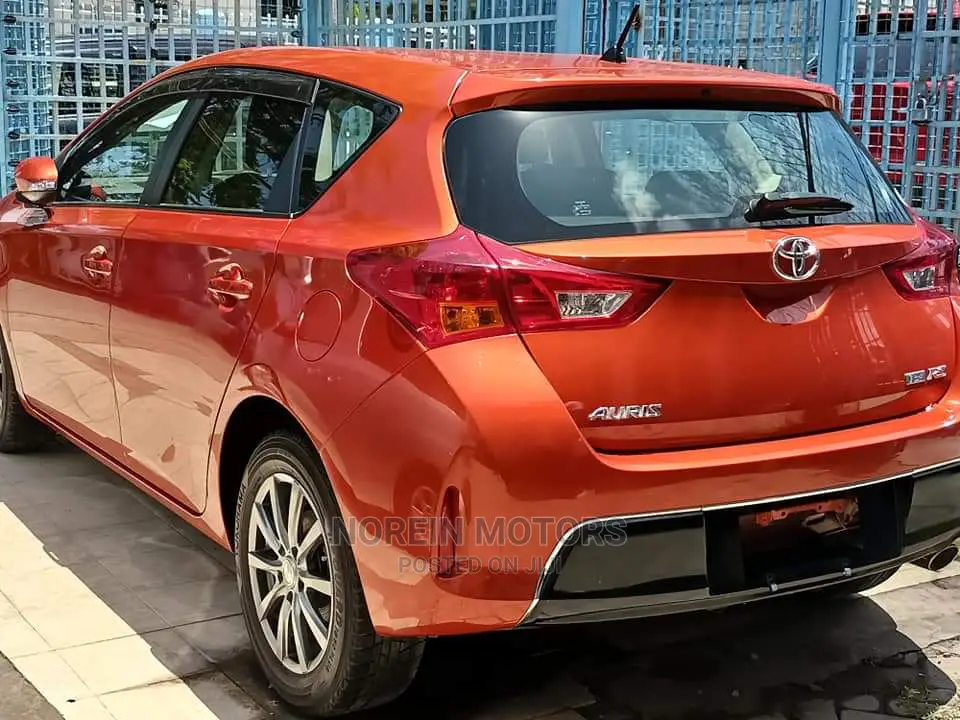 Toyota Auris 2015 Orange