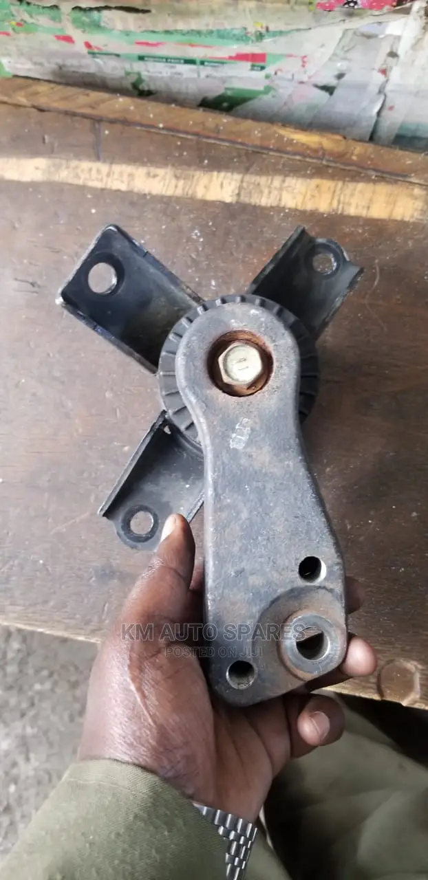 Toyota Passo Sette Engine Mount.