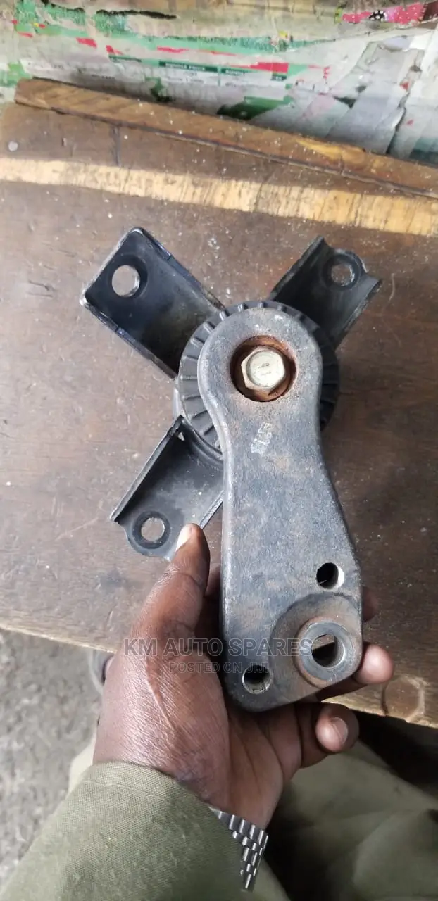Toyota Passo Sette Engine Mount.