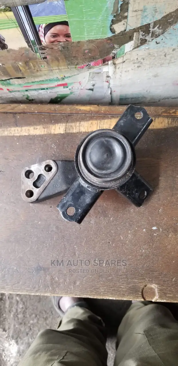 Toyota Passo Sette Engine Mount.