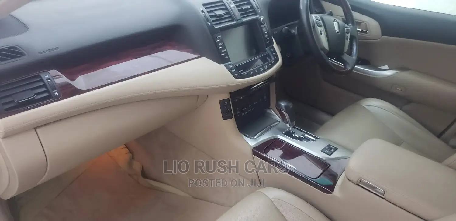 Toyota Crown 2014 White