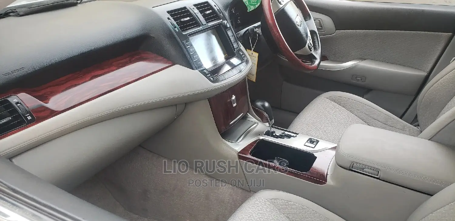 Toyota Crown 2011 Silver