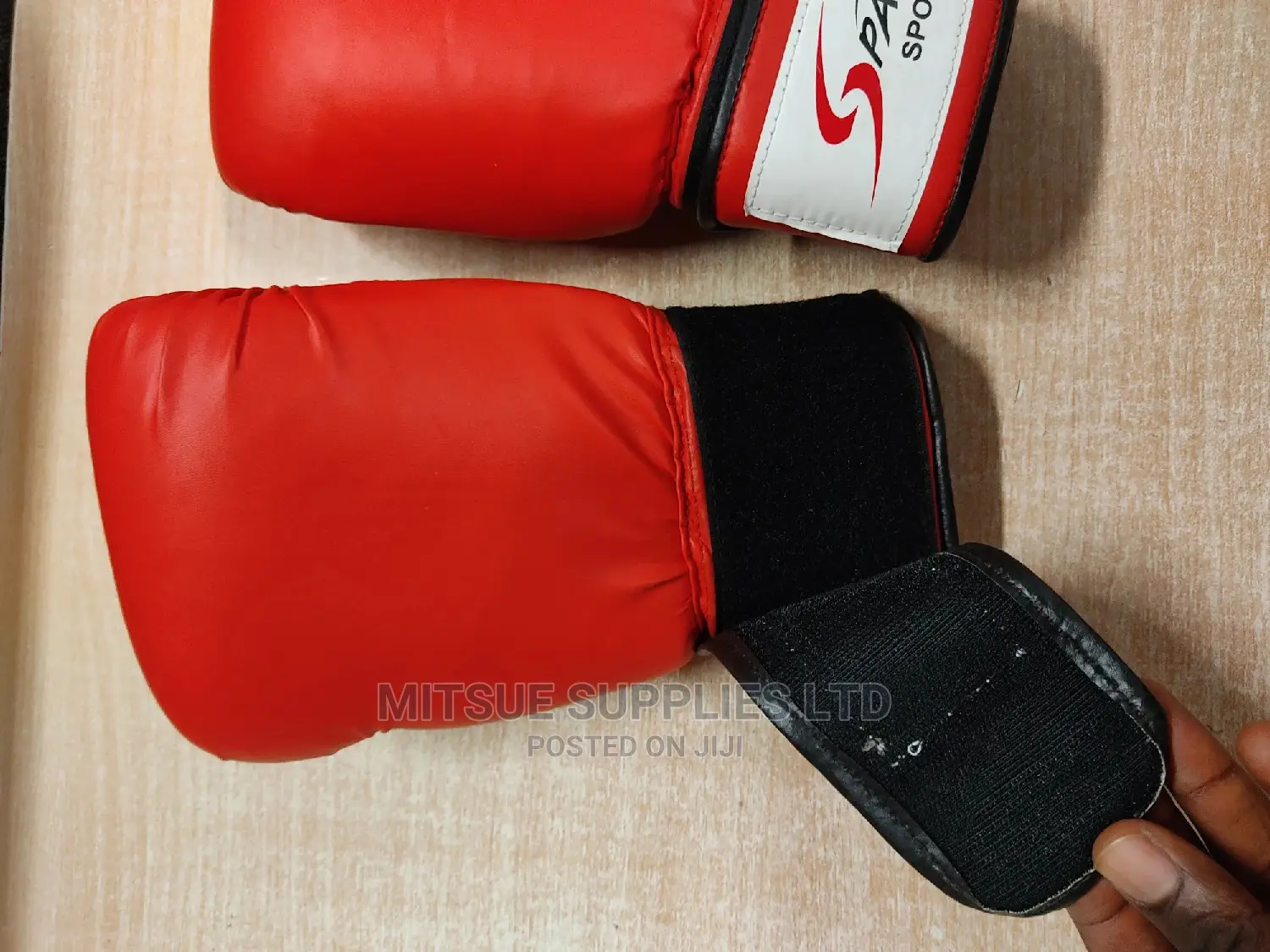 A Pair of Leather Boxing Glove 16oz Red
