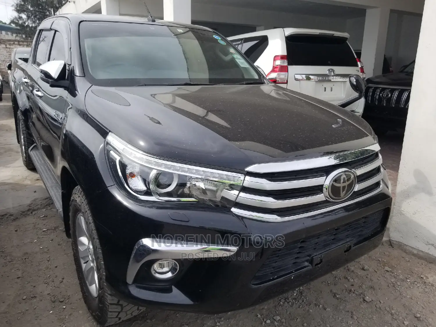Toyota Hilux 2016 Black
