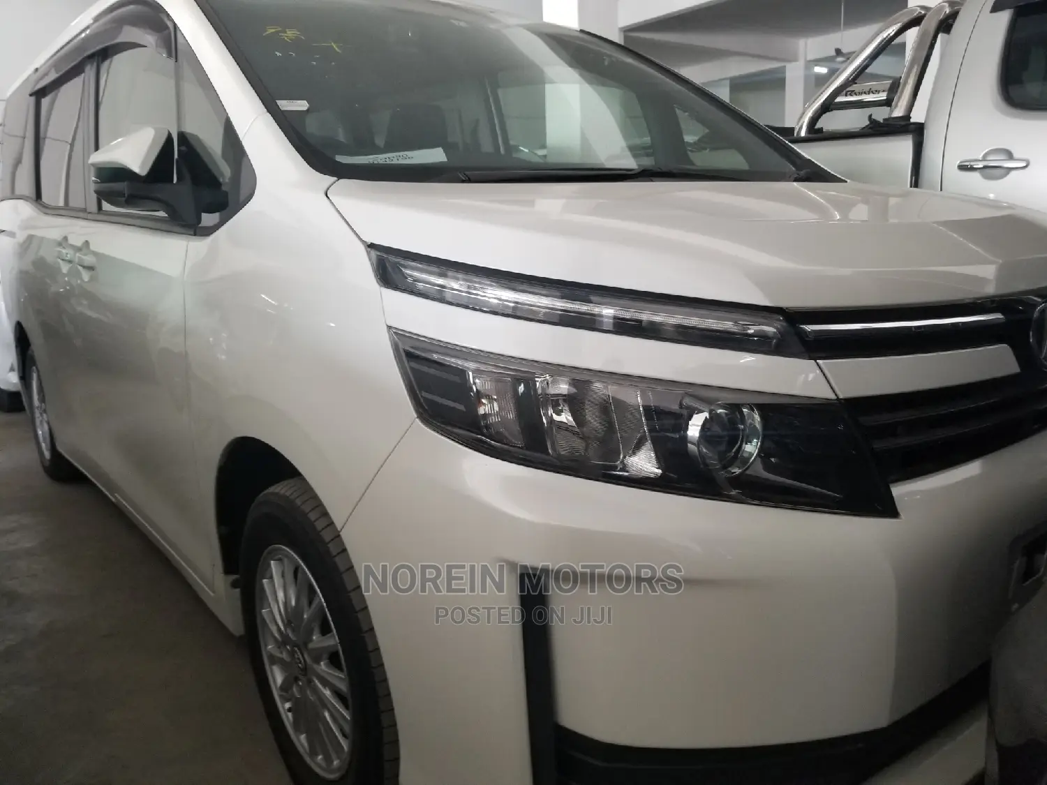 Toyota Voxy 2014 SV Premium White