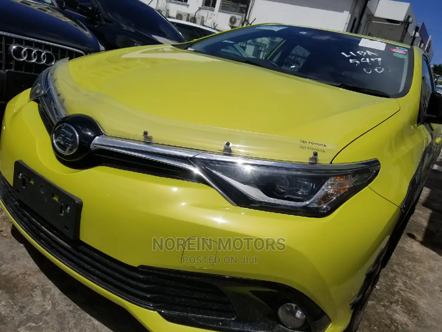 Toyota Auris 2015 Yellow