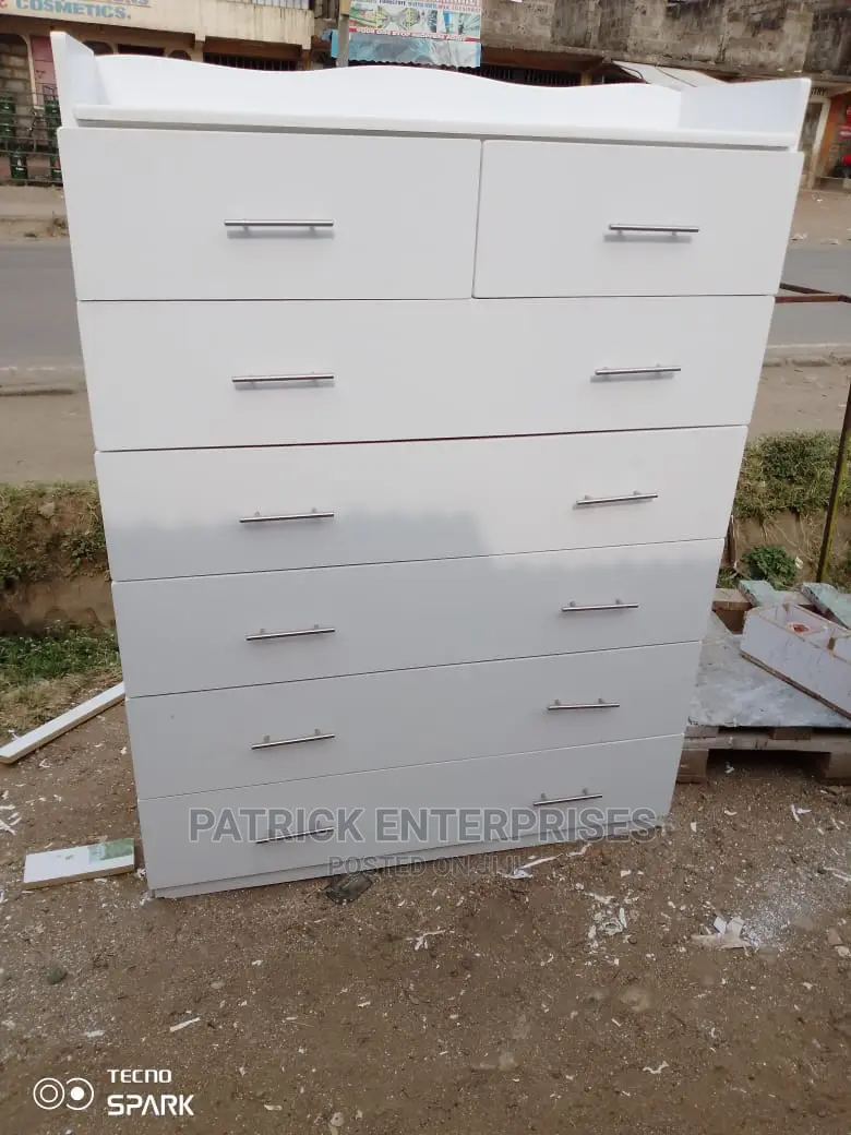 Morden Chest of Drawers 5 by 4 Fitts