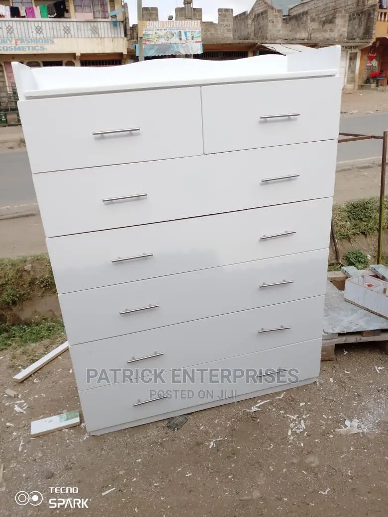 Morden Chest of Drawers 5 by 4 Fitts