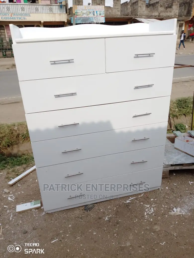 Morden Chest of Drawers 5 by 4 Fitts