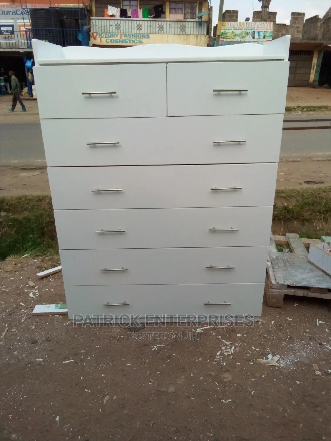 Morden Chest of Drawers 5 by 4 Fitts