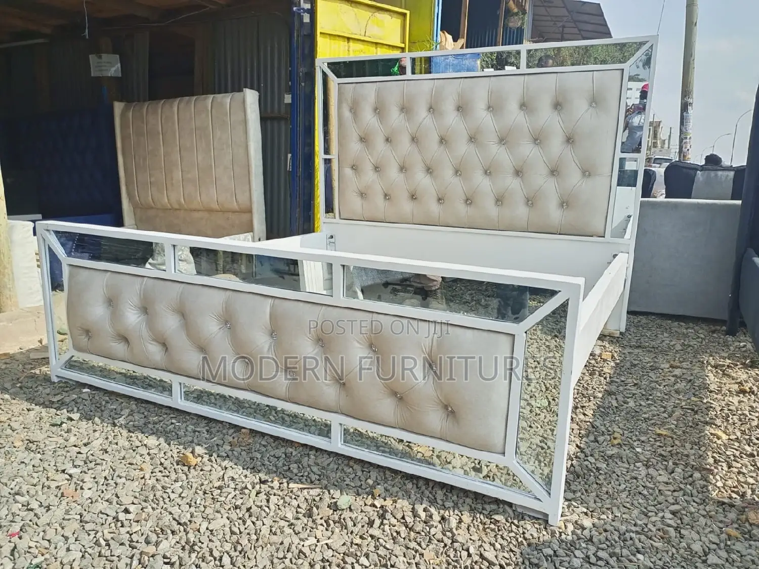 6/6 Tufted Bed