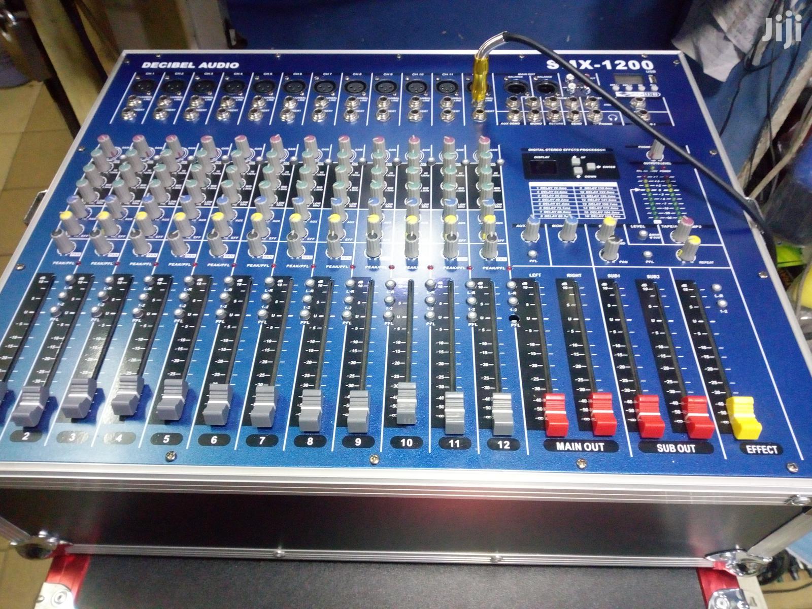 Powered Mixer With Inbuilt Power Amp And A Case