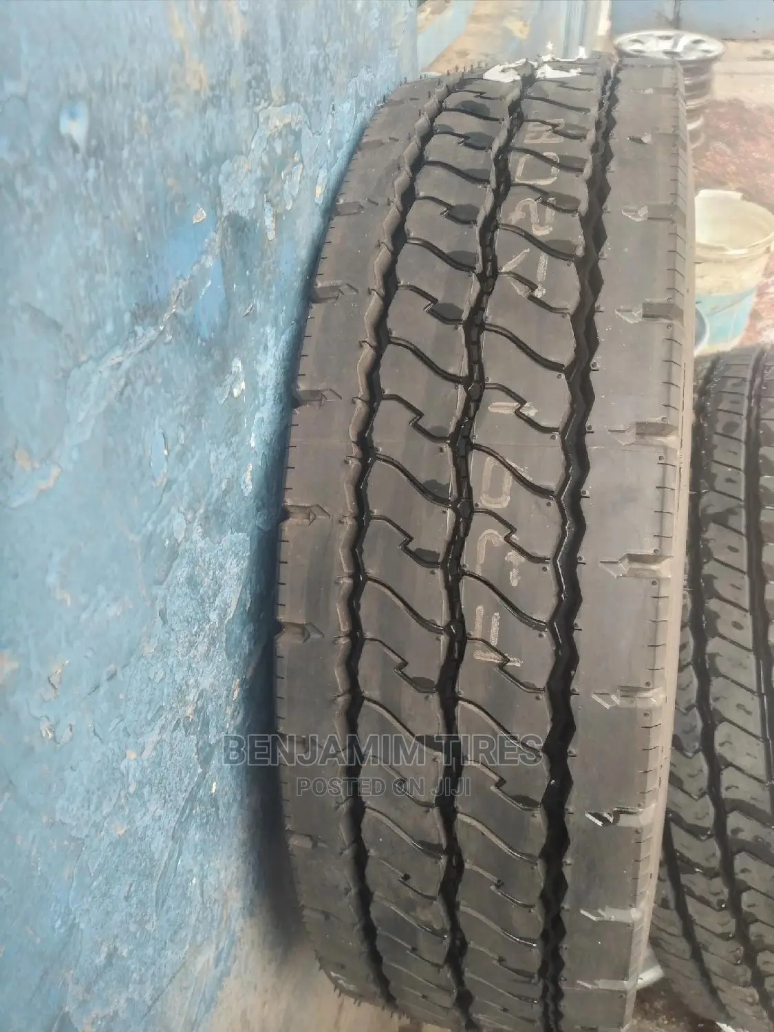 Dunlop Tires for Fi Sizes 255/70r22.5 Made in Japan Tubeles