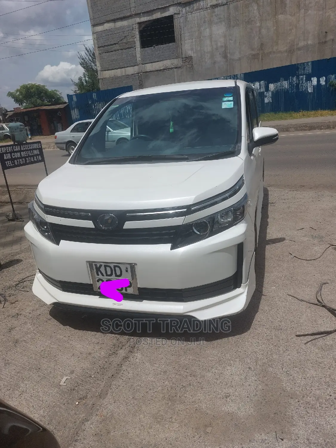 Noah Voxy 2015 Front Windscreen