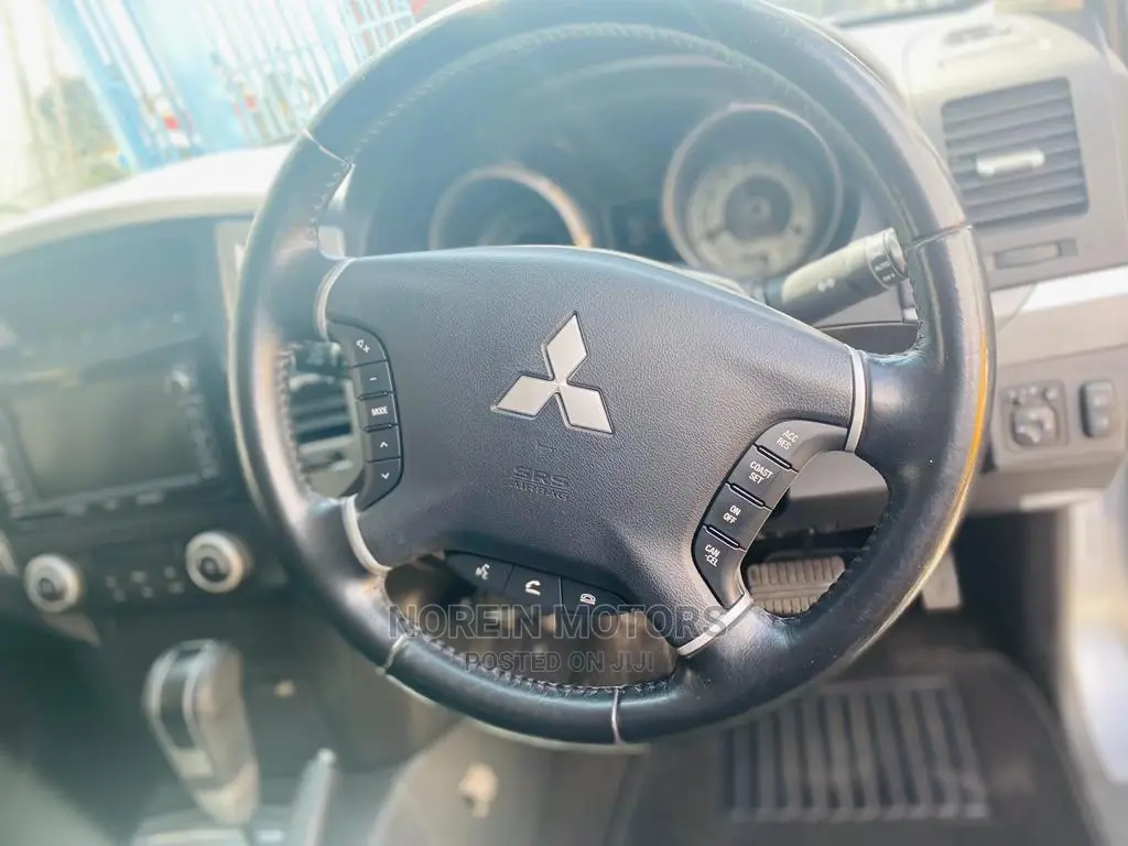 Mitsubishi Pajero 2015 Silver