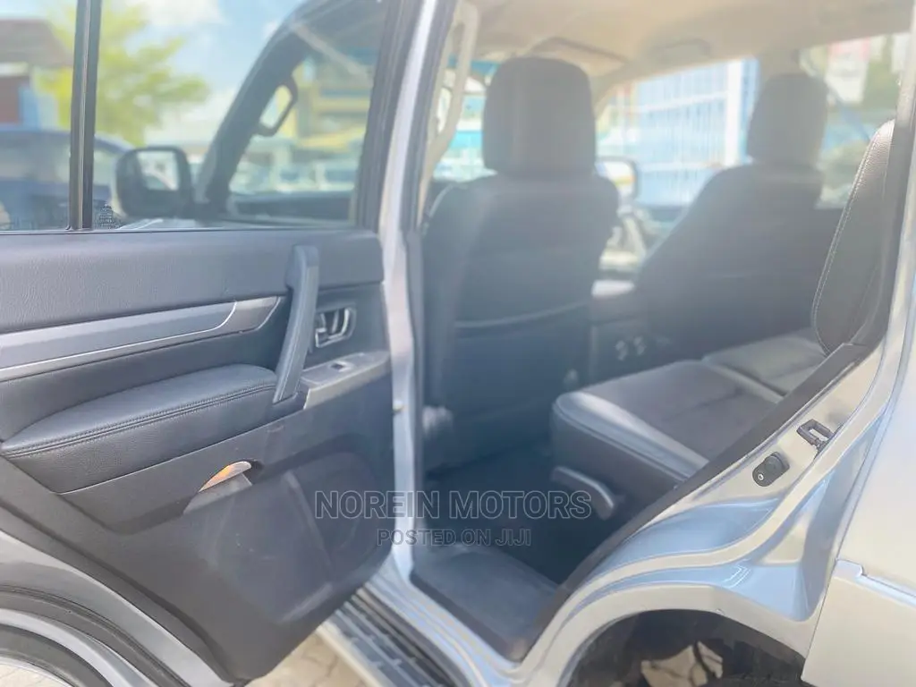 Mitsubishi Pajero 2015 Silver