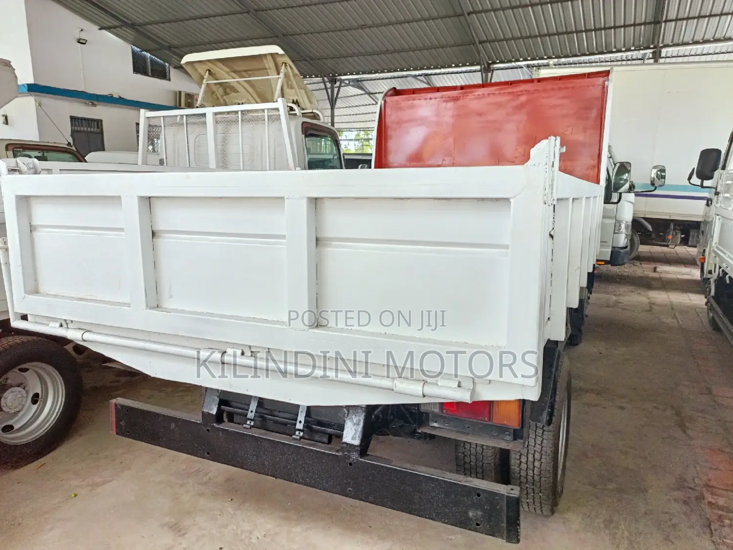 Isuzu ELF Truck 2015 White