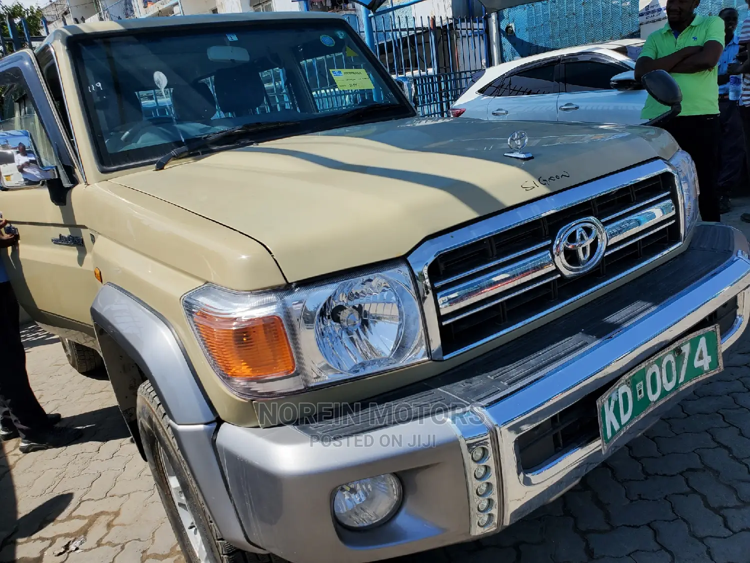 Toyota Land Cruiser 2015 Yellow