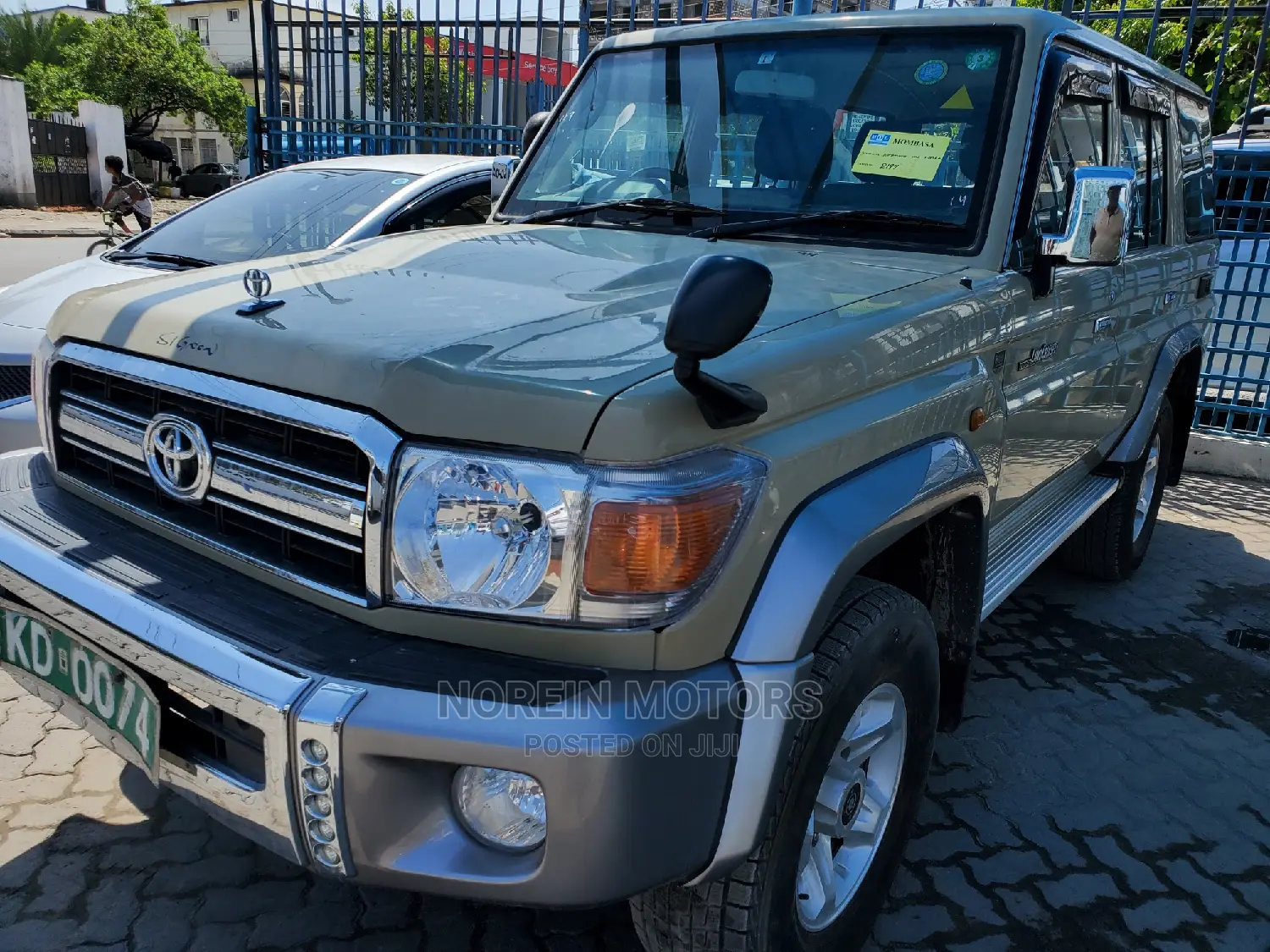 Toyota Land Cruiser 2015 Yellow
