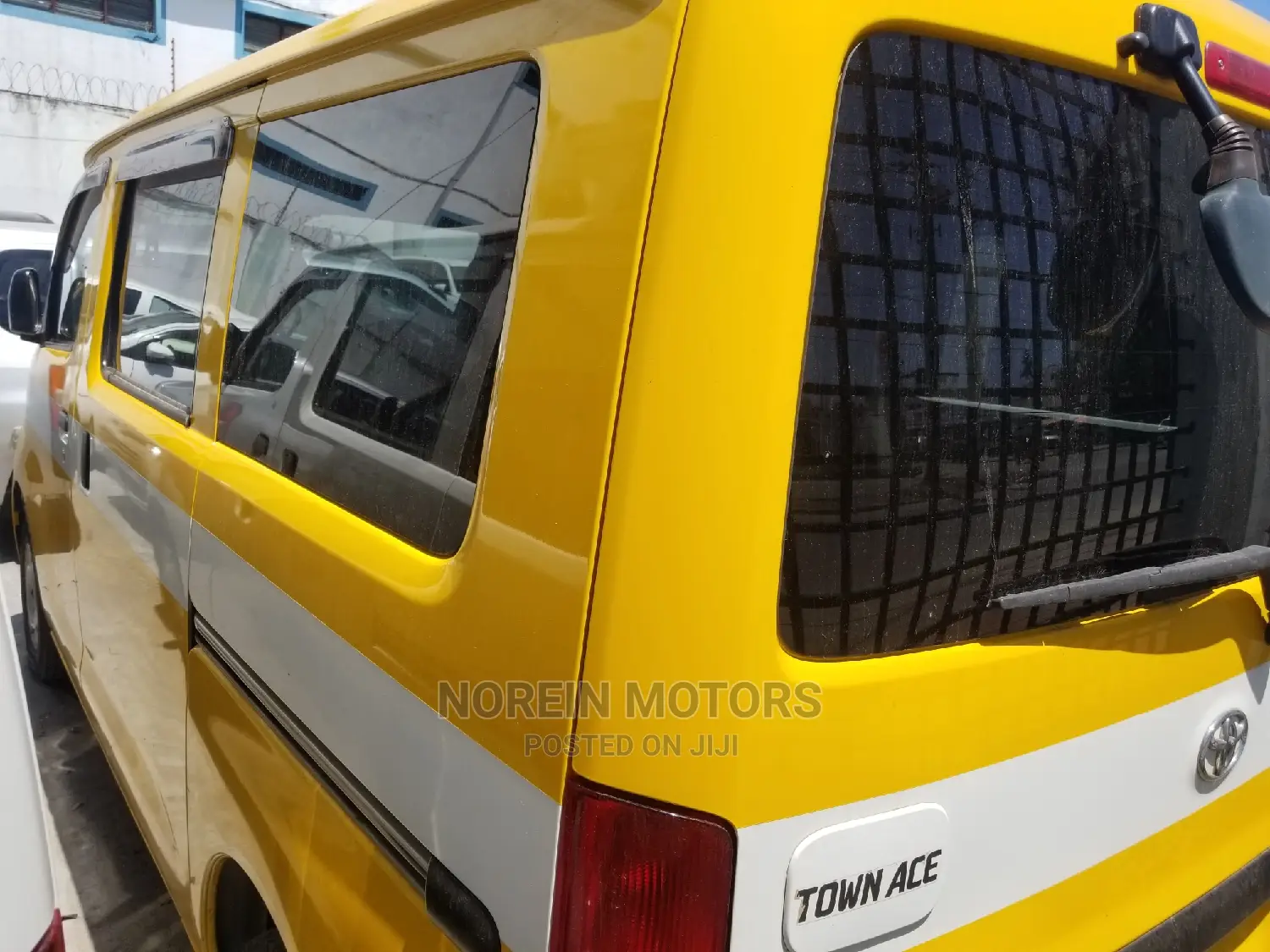 Toyota TownAce 2015 Yellow
