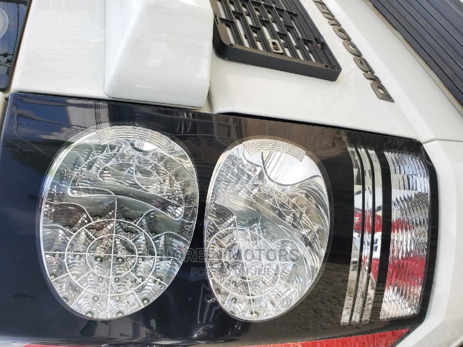 Land Rover Discovery 2015 Off White