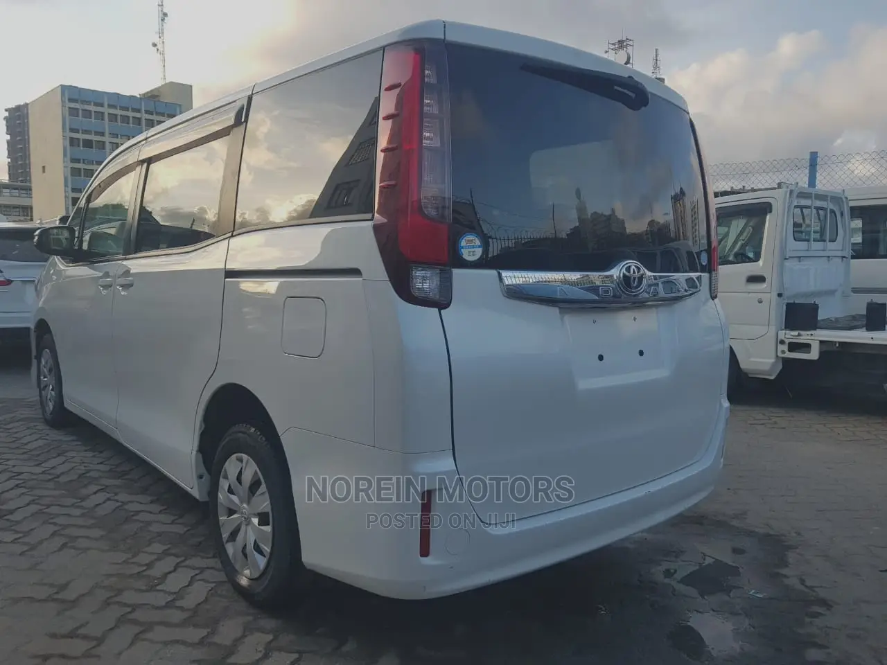 Toyota Esquire 2015 Off White
