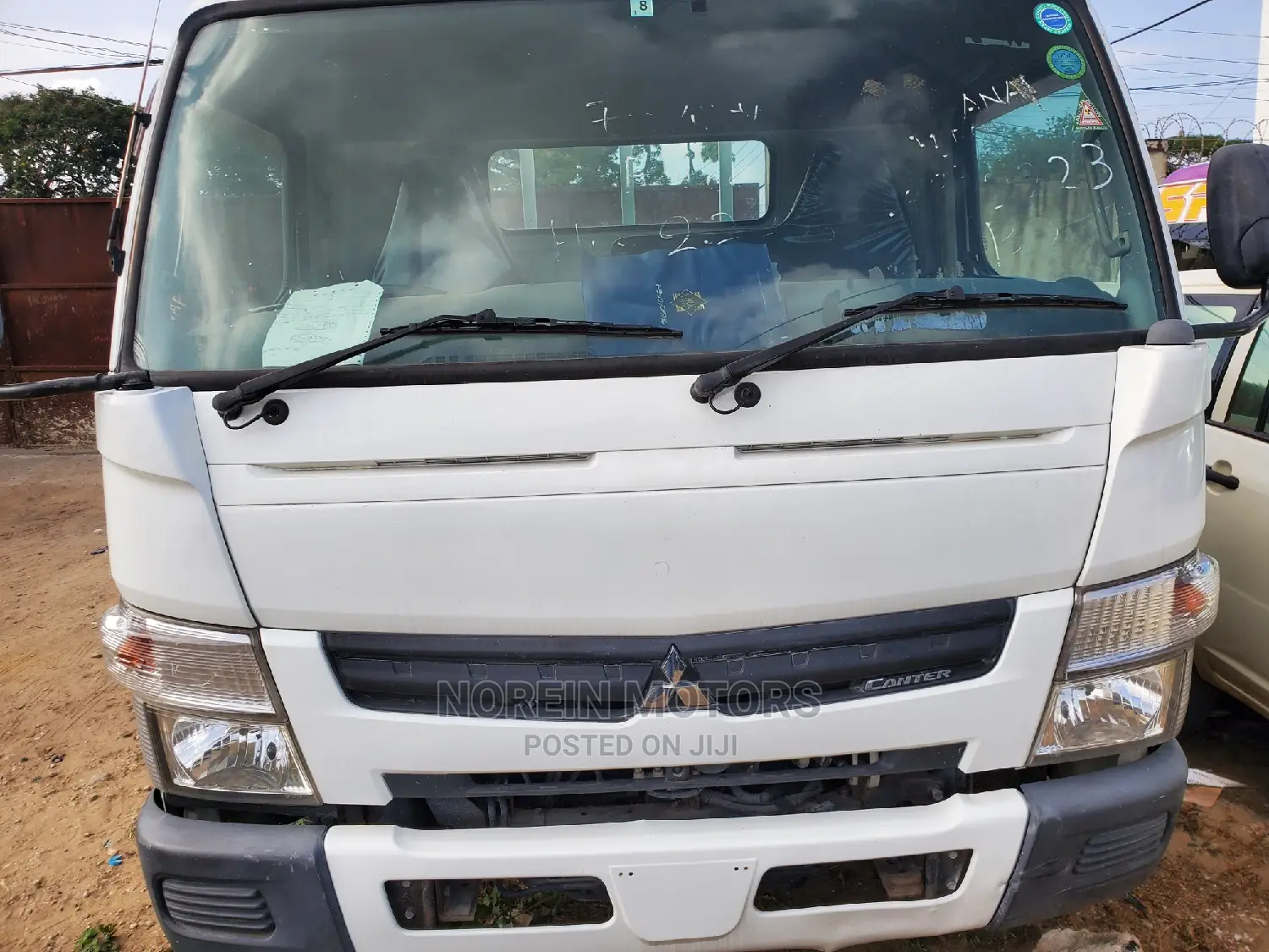 Mitsubishi Canter 2015 Off White