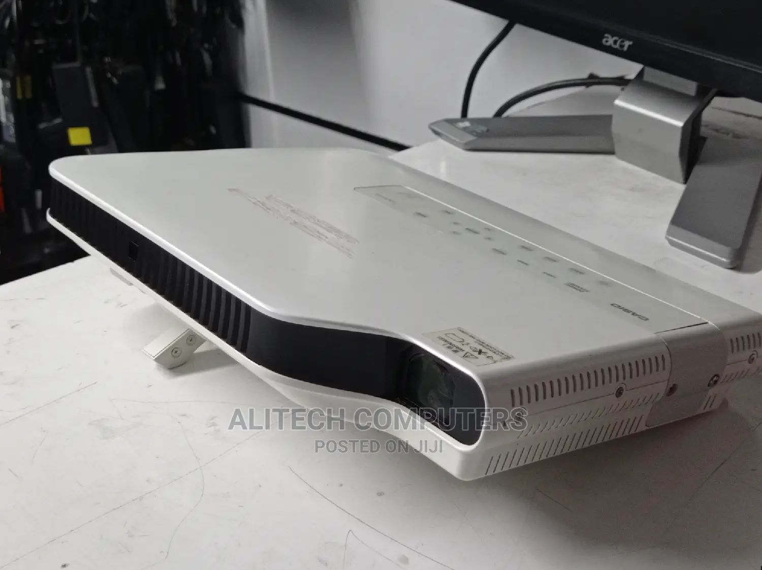 Utrla Slim Casio Projector