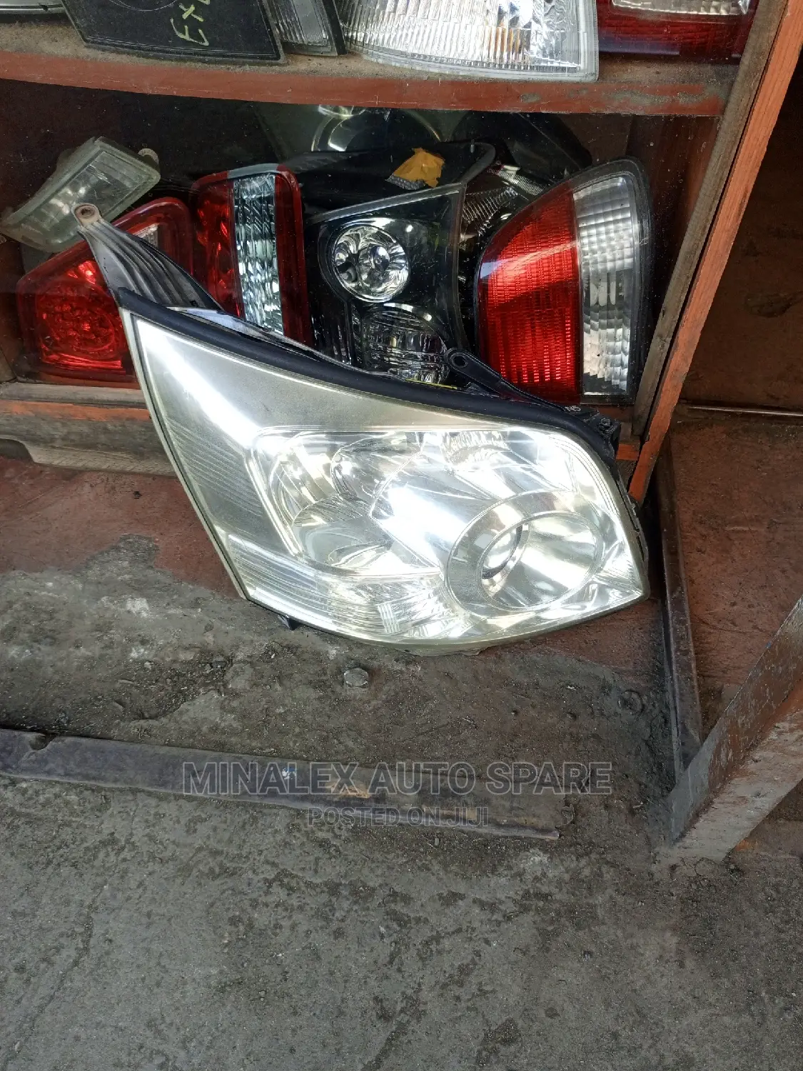 Noah 08 Zenon Headlights