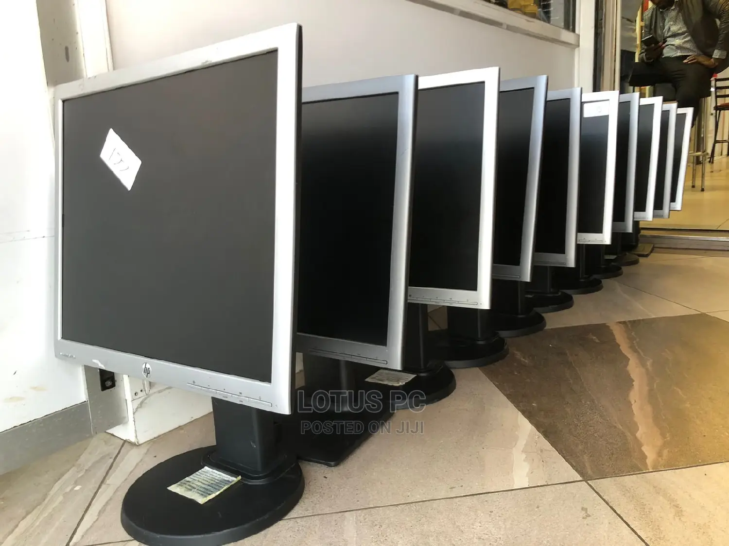 Hp 19inch Squire Monitors With Base Stand