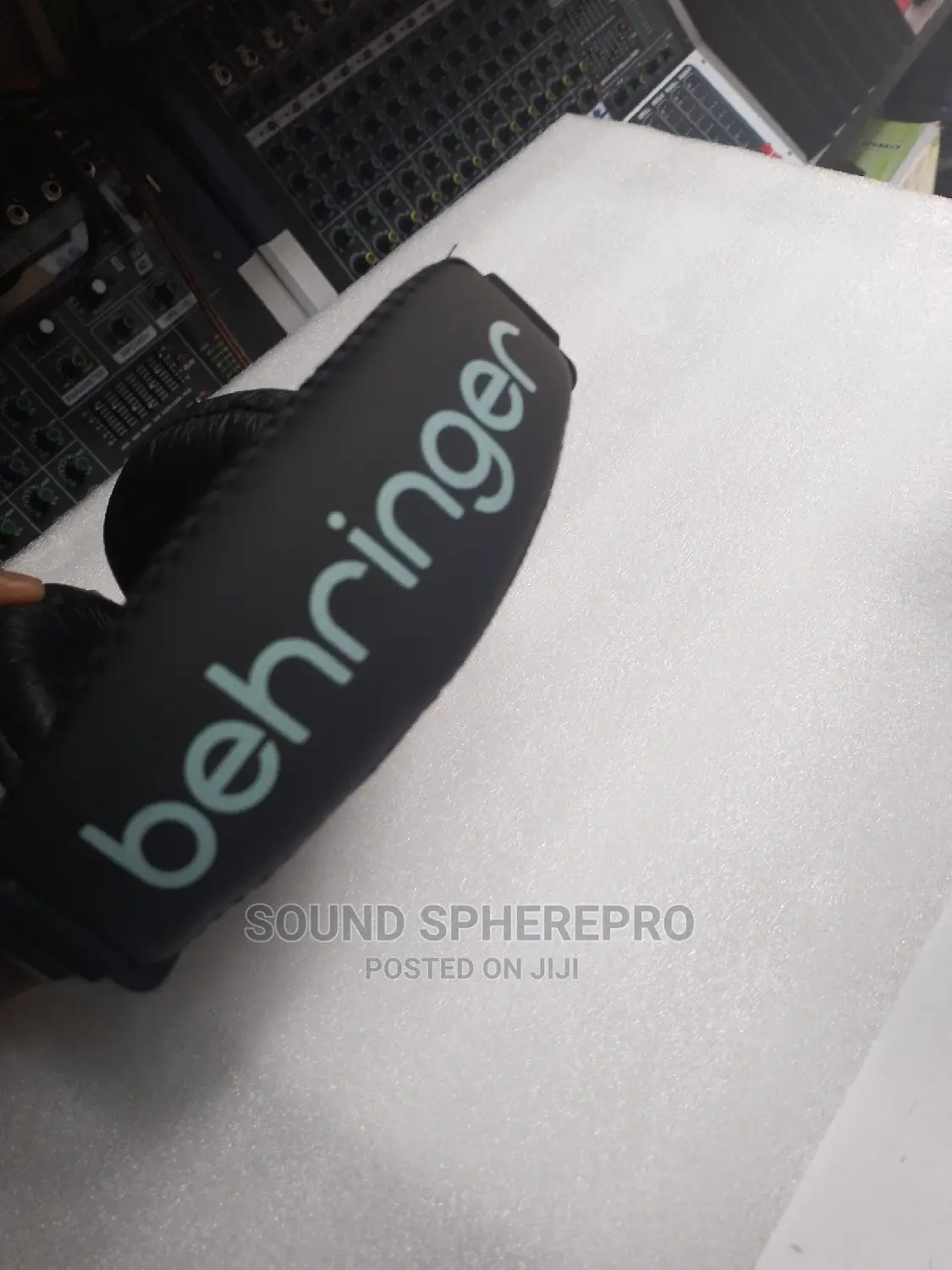 Behringer HPM 1000