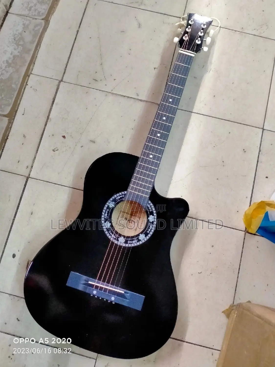 38 Acoustic Guitar Black