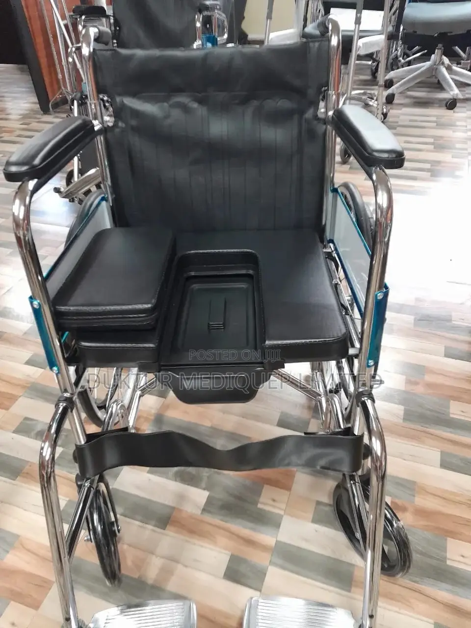 Standard Commode Wheelchair, Maximum Load of 100kgs