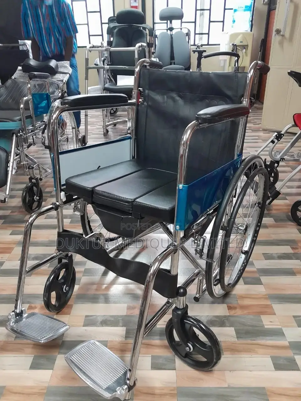 Standard Commode Wheelchair, Maximum Load of 100kgs