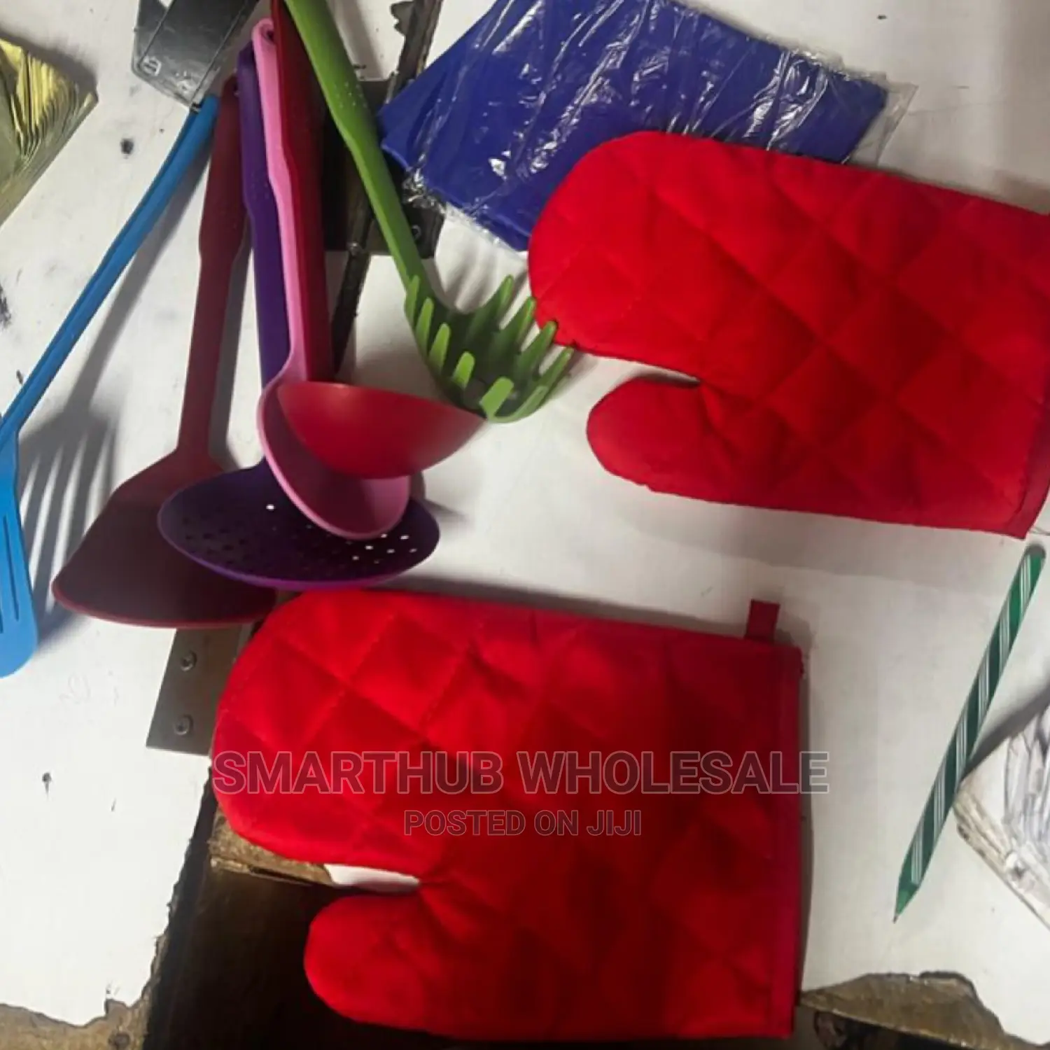 A Pair of Kitchen Glove Plus 6pcs Nonstick Spoon