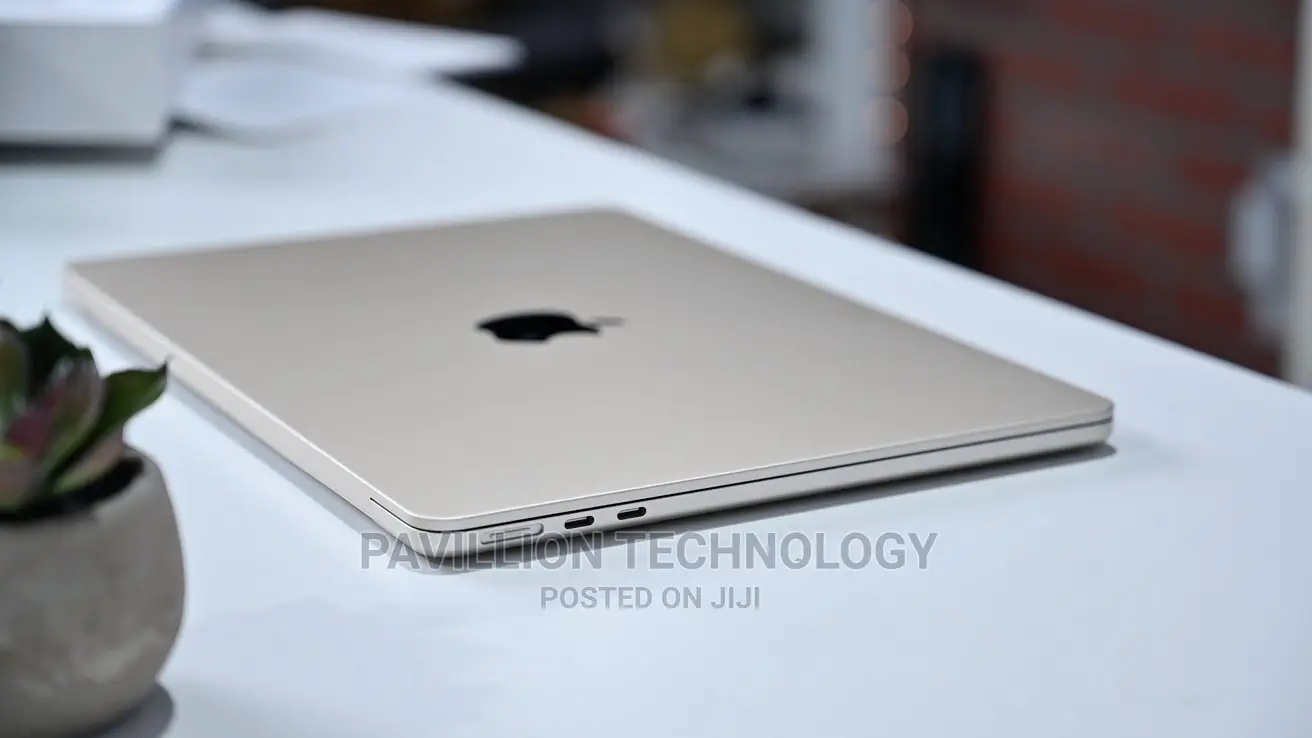 New Laptop Apple MacBook Pro M1 8GB Apple M2 Ultra SSD 512GB
